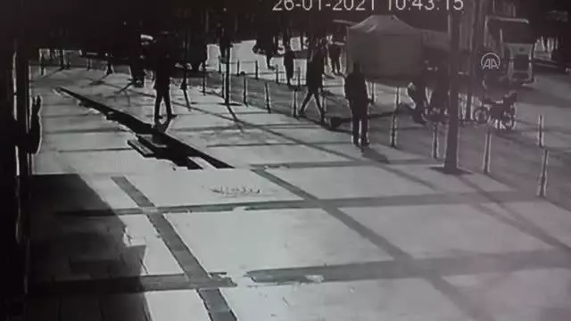 Aydınlatma direğinin elektrikli bisikletin üzerine düşmesi kameraya yansıdı Aydınlatma direğinin elektrikli bisikletin üzerine düşmesi kameraya yansıdı