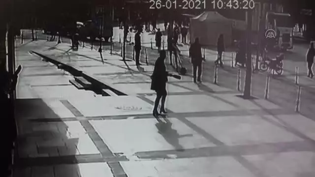 Aydınlatma direğinin elektrikli bisikletin üzerine düşmesi kameraya yansıdı Aydınlatma direğinin elektrikli bisikletin üzerine düşmesi kameraya yansıdı