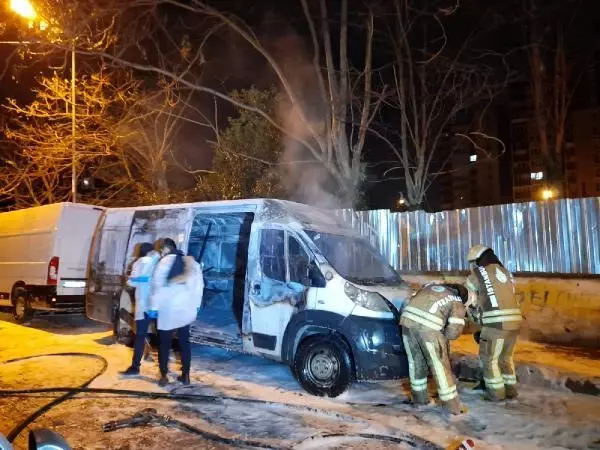 Bahçelievler'de park halindeki panelvan minibüs alev alev yandı Bahçelievler'de park halindeki panelvan minibüs alev alev yandı