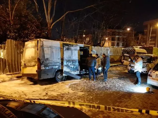 Bahçelievler'de park halindeki panelvan minibüs alev alev yandı Bahçelievler'de park halindeki panelvan minibüs alev alev yandı
