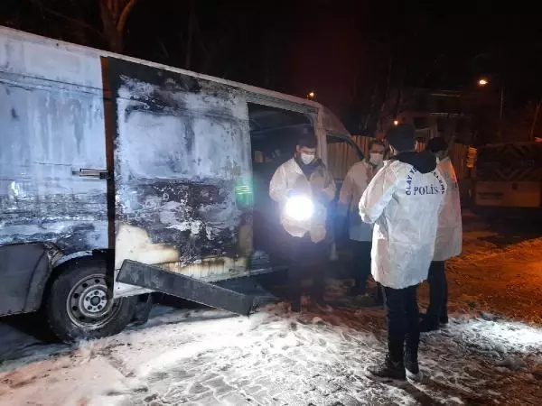 Bahçelievler'de park halindeki panelvan minibüs alev alev yandı Bahçelievler'de park halindeki panelvan minibüs alev alev yandı