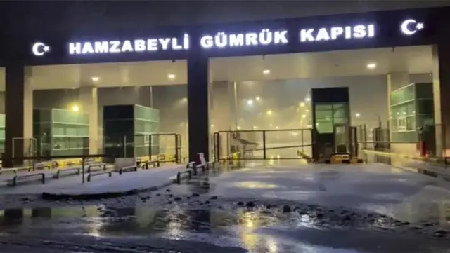 Beklenen kar Edirne'de göründü! Kent kısa sürede beyaza büründü Beklenen kar Edirne'de göründü! Kent kısa sürede beyaza büründü