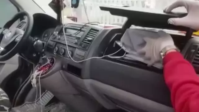 Bir araçta tarihi eser niteliğinde İncil ele geçirildi Bir araçta tarihi eser niteliğinde İncil ele geçirildi