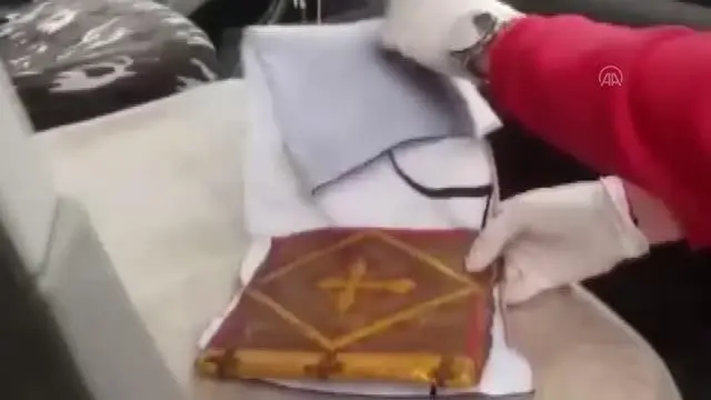 Bir araçta tarihi eser niteliğinde İncil ele geçirildi Bir araçta tarihi eser niteliğinde İncil ele geçirildi