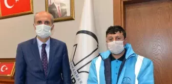 Necati Okay: Bulduğu 50 bin lirayı sahibine teslim eden temizlik işçisine 1 maaş ikramiye Necati Okay: Bulduğu 50 bin lirayı sahibine teslim eden temizlik işçisine 1 maaş ikramiye