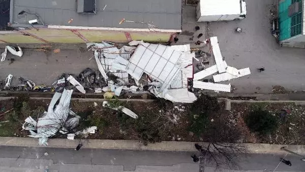 Bursa'da lodos çatıları uçurdu, vatandaşların kaçışı kamerada (4) Bursa'da lodos çatıları uçurdu, vatandaşların kaçışı kamerada (4)