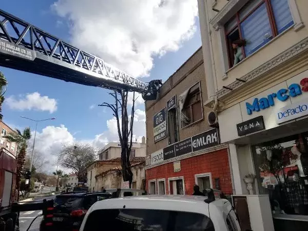 Son dakika haberi | Çanakkale'de çatıda mahsur kalan kediyi itfaiye ekibi kurtardı Son dakika haberi | Çanakkale'de çatıda mahsur kalan kediyi itfaiye ekibi kurtardı