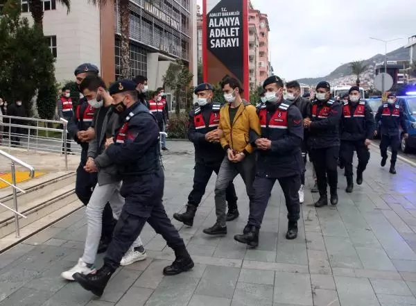 'Dalgakıran' uyuşturucu operasyonunda yakalanan 20 şüpheli daha adliyede (2) 'Dalgakıran' uyuşturucu operasyonunda yakalanan 20 şüpheli daha adliyede (2)