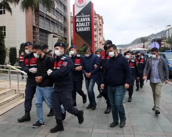 'Dalgakıran' uyuşturucu operasyonunda yakalanan 20 şüpheli daha adliyede (2) 'Dalgakıran' uyuşturucu operasyonunda yakalanan 20 şüpheli daha adliyede (2)