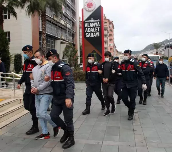 'Dalgakıran' uyuşturucu operasyonunda yakalanan 20 şüpheli daha adliyede (2) 'Dalgakıran' uyuşturucu operasyonunda yakalanan 20 şüpheli daha adliyede (2)