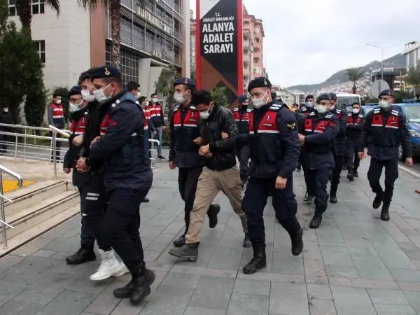 'Dalgakıran' uyuşturucu operasyonunda yakalanan 20 şüpheli daha adliyede (2) 'Dalgakıran' uyuşturucu operasyonunda yakalanan 20 şüpheli daha adliyede (2)