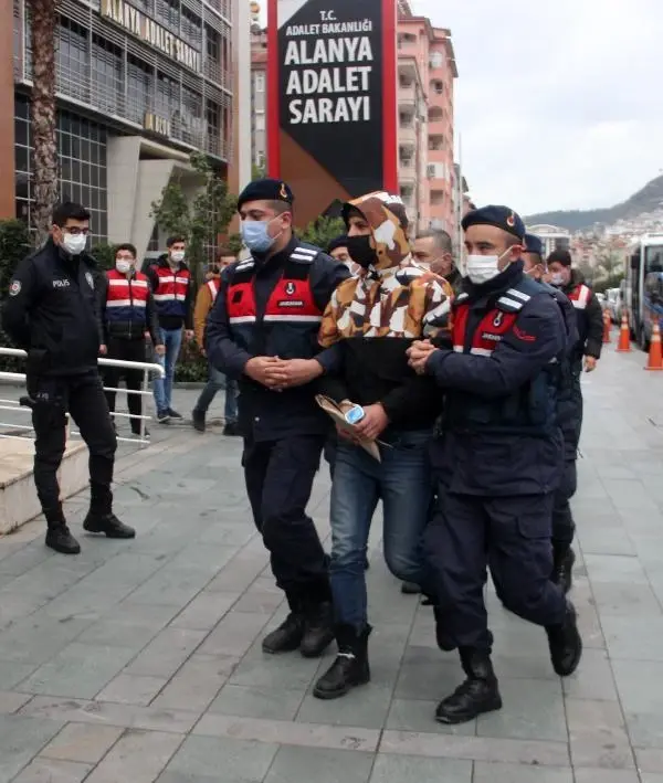 'Dalgakıran' uyuşturucu operasyonunda yakalanan 20 şüpheli daha adliyede (2) 'Dalgakıran' uyuşturucu operasyonunda yakalanan 20 şüpheli daha adliyede (2)