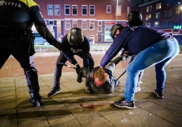 Hollanda'da sokağa çıkma yasağı protestoları sürerken, Diyanet Vakfı camilerde 'Olaylara karışmayın' hutbesi okutacak Hollanda'da sokağa çıkma yasağı protestoları sürerken, Diyanet Vakfı camilerde 'Olaylara karışmayın' hutbesi okutacak