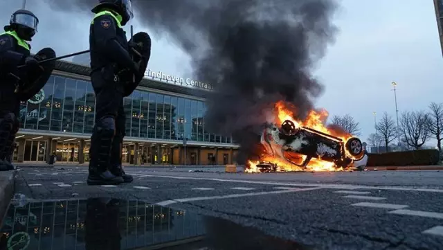 Hollanda'da sokağa çıkma yasağı protestoları sürerken, Diyanet Vakfı camilerde 'Olaylara karışmayın' hutbesi okutacak Hollanda'da sokağa çıkma yasağı protestoları sürerken, Diyanet Vakfı camilerde 'Olaylara karışmayın' hutbesi okutacak