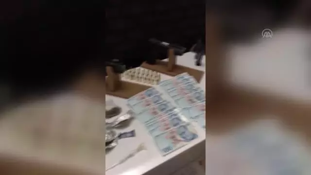 Son dakika haberleri: KIRKLARELİ - Kırklareli'nde sahte para, silah ve uyuşturucu ele geçirildi, 1 kişi tutuklandı Son dakika haberleri: KIRKLARELİ - Kırklareli'nde sahte para, silah ve uyuşturucu ele geçirildi, 1 kişi tutuklandı