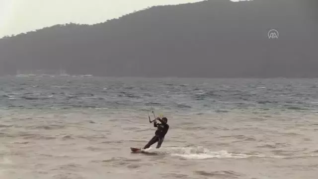 Marmaris'te adrenalin tutkunlarının keşişlemede sörf keyfi Marmaris'te adrenalin tutkunlarının keşişlemede sörf keyfi