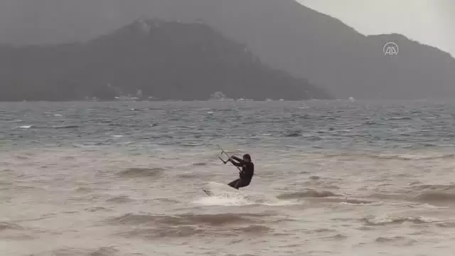 Marmaris'te adrenalin tutkunlarının keşişlemede sörf keyfi Marmaris'te adrenalin tutkunlarının keşişlemede sörf keyfi