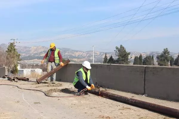 Menderes Nehri üzerindeki asırlık köprü yıkılıyor Menderes Nehri üzerindeki asırlık köprü yıkılıyor