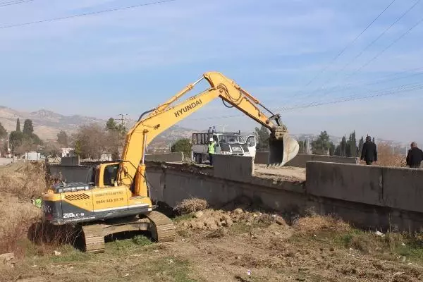 Menderes Nehri üzerindeki asırlık köprü yıkılıyor Menderes Nehri üzerindeki asırlık köprü yıkılıyor