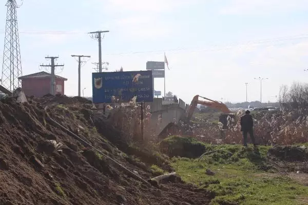 Menderes Nehri üzerindeki asırlık köprü yıkılıyor Menderes Nehri üzerindeki asırlık köprü yıkılıyor