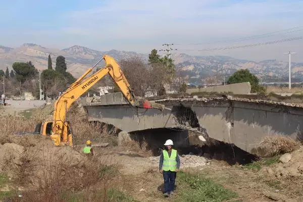 Menderes Nehri üzerindeki asırlık köprü yıkılıyor Menderes Nehri üzerindeki asırlık köprü yıkılıyor