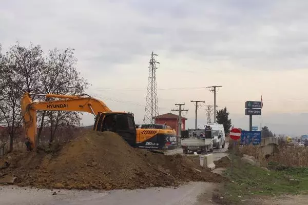 Menderes Nehri üzerindeki asırlık köprü yıkılıyor Menderes Nehri üzerindeki asırlık köprü yıkılıyor