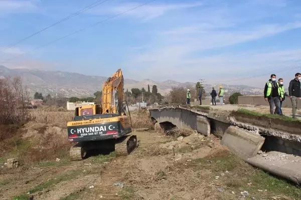 Menderes Nehri üzerindeki asırlık köprü yıkılıyor Menderes Nehri üzerindeki asırlık köprü yıkılıyor