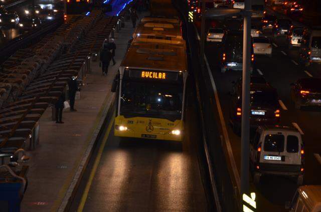 Metrobüslerde bir devir sona erdi: Işıklı tabelalarda artık kod değil gideceği yön yazacak
