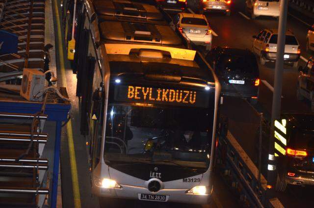 Metrobüslerde bir devir sona erdi: Işıklı tabelalarda artık kod değil gideceği yön yazacak