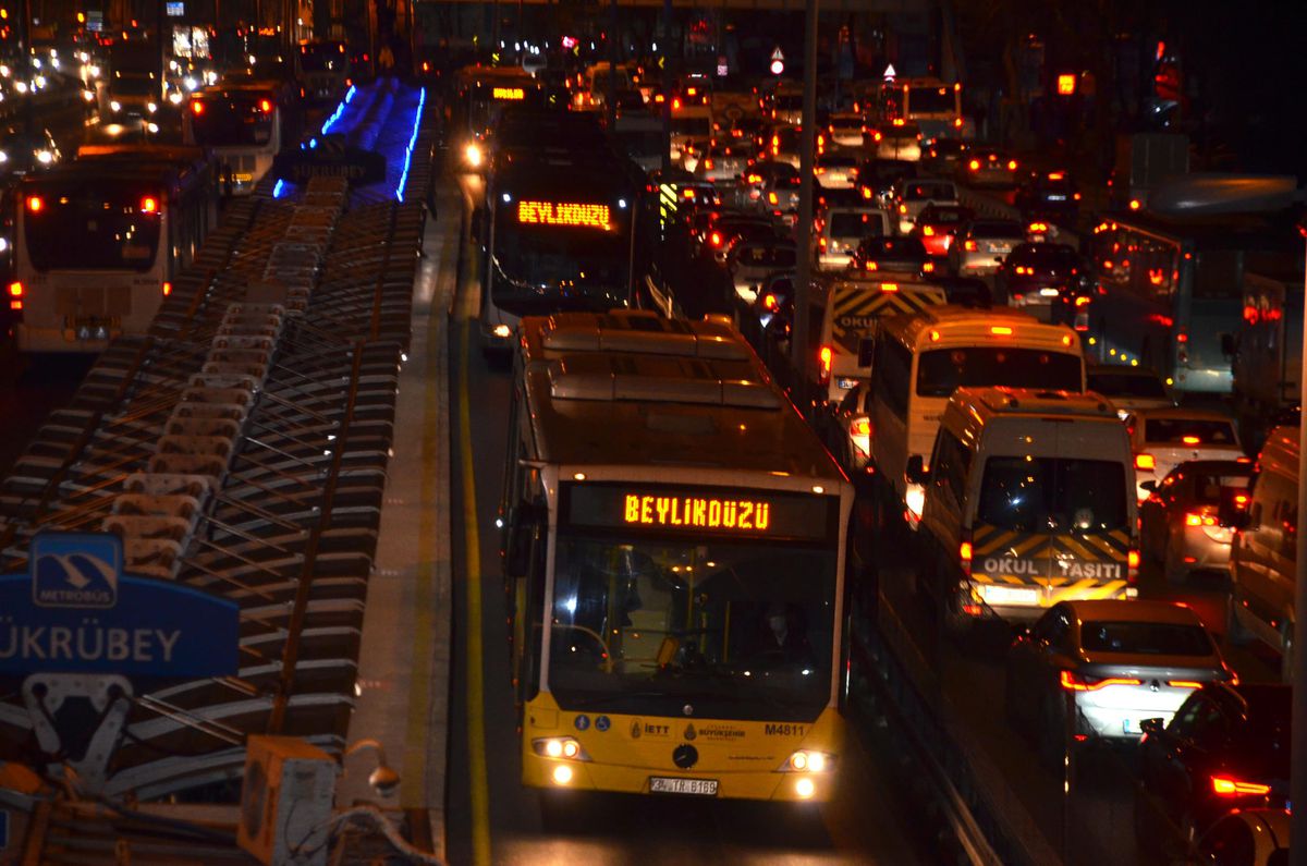 Metrobüslerde bir devir sona erdi: Işıklı tabelalarda artık kod değil gideceği yön yazıyor