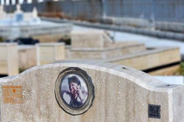 Mezar taşlarında yeni döneme geçiliyor! Dua, resim ve yazı yerine karekod sistemi geldi Mezar taşlarında yeni döneme geçiliyor! Dua, resim ve yazı yerine karekod sistemi geldi