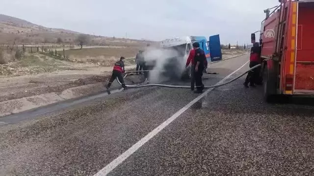 Son dakika haberi! Minibüste çıkan yangın söndürüldü Son dakika haberi! Minibüste çıkan yangın söndürüldü