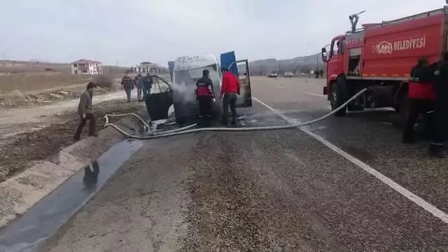 Son dakika haberi! Minibüste çıkan yangın söndürüldü Son dakika haberi! Minibüste çıkan yangın söndürüldü