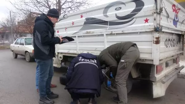 Park halindeki araçların lastiklerini bıçakla patlatıp, kayıplara karıştılar Park halindeki araçların lastiklerini bıçakla patlatıp, kayıplara karıştılar