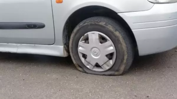 Park halindeki araçların lastiklerini bıçakla patlatıp, kayıplara karıştılar Park halindeki araçların lastiklerini bıçakla patlatıp, kayıplara karıştılar