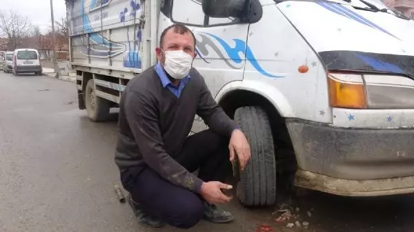 Park halindeki araçların lastiklerini bıçakla patlatıp, kayıplara karıştılar Park halindeki araçların lastiklerini bıçakla patlatıp, kayıplara karıştılar