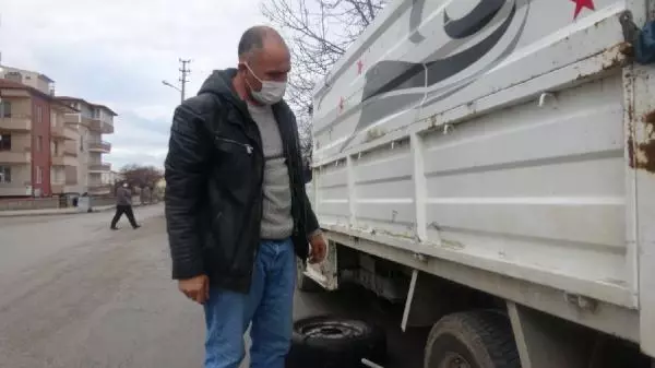 Park halindeki araçların lastiklerini bıçakla patlatıp, kayıplara karıştılar Park halindeki araçların lastiklerini bıçakla patlatıp, kayıplara karıştılar