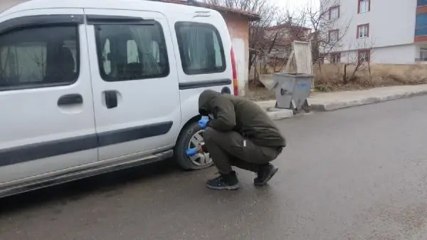 Park halindeki araçların lastiklerini bıçakla patlatıp, kayıplara karıştılar Park halindeki araçların lastiklerini bıçakla patlatıp, kayıplara karıştılar