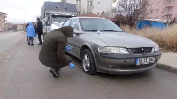 Park halindeki araçların lastiklerini bıçakla patlatıp, kayıplara karıştılar Park halindeki araçların lastiklerini bıçakla patlatıp, kayıplara karıştılar