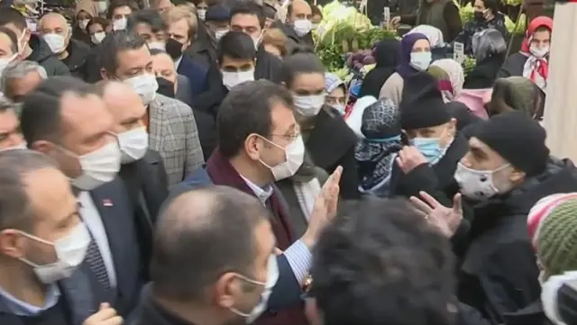 Pazar esnafını ziyaret eden İmamoğlu'na vatandaştan zor soru: Korona yok mu size? Pazar esnafını ziyaret eden İmamoğlu'na vatandaştan zor soru: Korona yok mu size?