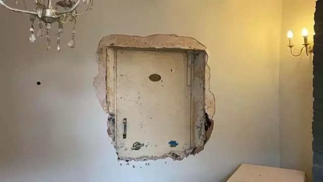 Perili bir evde yaşadığını düşünen adam, duvarların arasında gizli kasa buldu Perili bir evde yaşadığını düşünen adam, duvarların arasında gizli kasa buldu