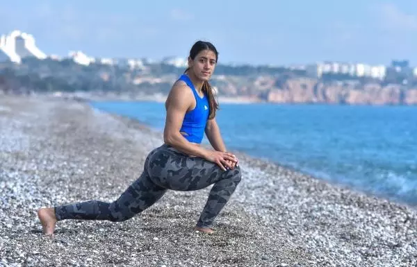 Rekortmen atlet, sahilde koşarak olimpiyata hazırlanıyor Rekortmen atlet, sahilde koşarak olimpiyata hazırlanıyor