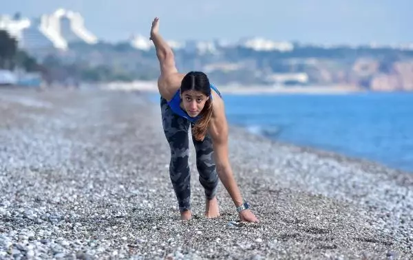 Rekortmen atlet, sahilde koşarak olimpiyata hazırlanıyor Rekortmen atlet, sahilde koşarak olimpiyata hazırlanıyor