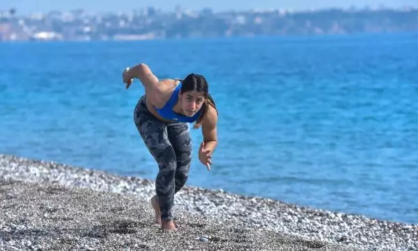 Rekortmen atlet, sahilde koşarak olimpiyata hazırlanıyor Rekortmen atlet, sahilde koşarak olimpiyata hazırlanıyor