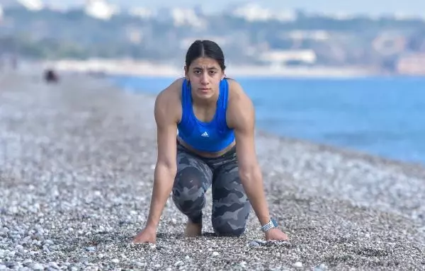 Rekortmen atlet, sahilde koşarak olimpiyata hazırlanıyor Rekortmen atlet, sahilde koşarak olimpiyata hazırlanıyor