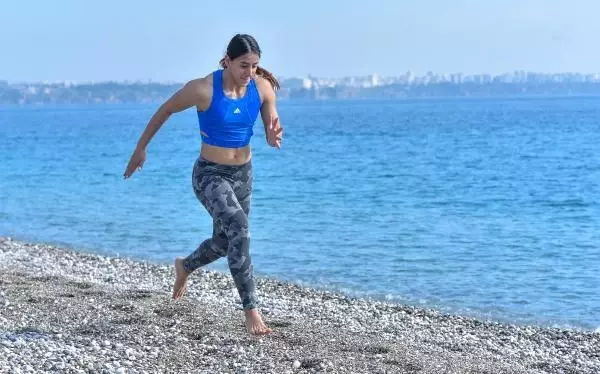 Rekortmen atlet, sahilde koşarak olimpiyata hazırlanıyor Rekortmen atlet, sahilde koşarak olimpiyata hazırlanıyor