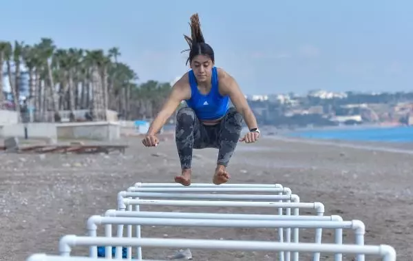 Rekortmen atlet, sahilde koşarak olimpiyata hazırlanıyor Rekortmen atlet, sahilde koşarak olimpiyata hazırlanıyor