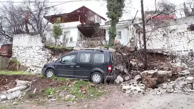 Sağanak nedeniyle istinat duvarı çöktü Sağanak nedeniyle istinat duvarı çöktü
