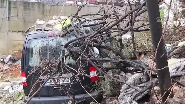 Sağanak nedeniyle istinat duvarı çöktü Sağanak nedeniyle istinat duvarı çöktü
