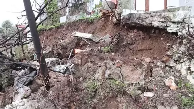 Sağanak nedeniyle istinat duvarı çöktü Sağanak nedeniyle istinat duvarı çöktü